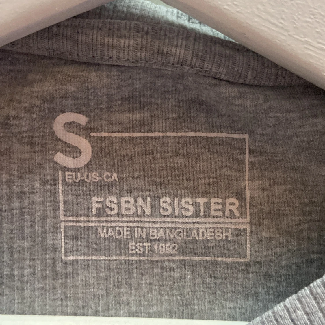Grå ribbad topp från FSBN Sister - 91