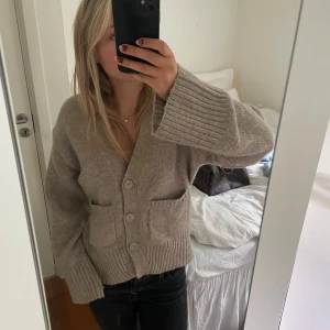 Stickad kofta - Stickad kofta ifrån Gina tricot i färgen beige/brun