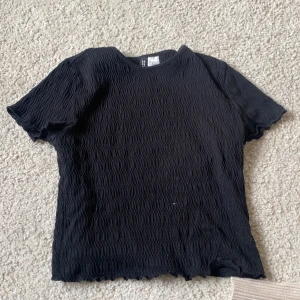 T shirt - Svart t shirt från hm. Knappt använd, fint skick