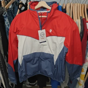 All terrain gear x Wrangler  - En All terrain gear x Wrangler vind jacka köpte för ett tag sen men aldrig används 