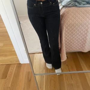 Mörka jeans  - Säljer mina fina mörka jeans som är använda ett fåtal gånger 