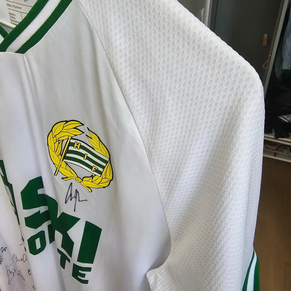 Signerad hammarbytröja som jag köpte för några år sedan av en cancerinsamlingsförening. Från 2018-2019 tror jag, inte insatt i fotboll. Haft hängande på väggen men nu förstör den inredningen för min sambo. Storlek xl. T-shirts.