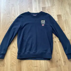 Säljer denna snygga Morris sweatshirt. Den är använd fåtal gånger och är i väldigt bra skick. Storleken är L, men den passar väldigt bra på M.