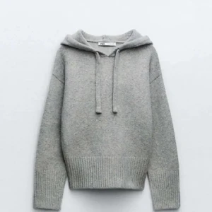 Stickad zara tröja - Skit snygg zara tröja, köpt i Köpenhamn men kommer aldrig till användning. Använd runt två gånger. Passar M-XS💗 Skriv privat för fler frågor✌️