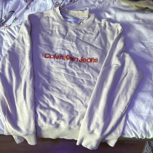 Calvin Klein  tröja  - Bra skick  Använd enstaka få tal gånger Kan eventuellt mötas upp(stockholm)    