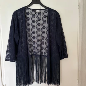 Kimono - Säljer en mörkblå fin kimono, använd fåtal gånger så den är i fint skick. 
