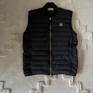 Stone Island Väst - Snygg och stilren stone island väst. Aldrig använd då den inte passar mig. Storlek M. Skicket är som nytt. Priset går att diskutera vid en snabb affär.