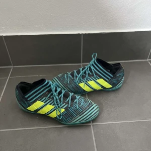 Adidas inomhus skor -  Säljer dessa då de är för små. Skorna är i storlek 39 och 1/3. Skorna är nästan nya! Vid minsta lilla fundering hör av dig! 