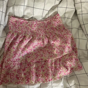 Kjol - Söt sommar kjol från Gina, går även att använda som topp💗💗