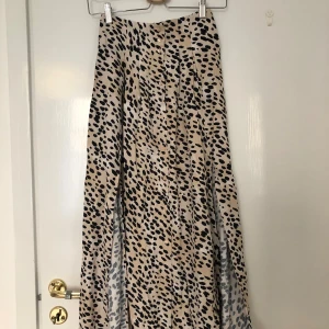 Leopard Midikjol - Leopard-mönstrad midikjol från H&M i viskos. Knappt använd.
