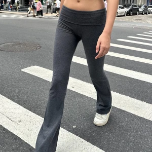 Brandy Melville byxor - Säljer mina PRISCILLA PANTS från Brandy Melville i grå då dem inte kommit till användning 