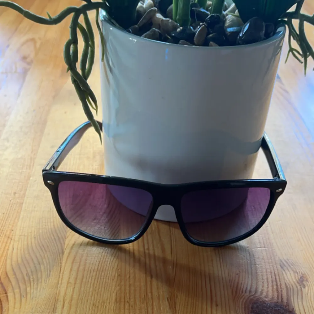 De här glasögonen är identiska med Ray Ban Boyfriend och ser nästan exakt likadan ut. De ligger på ett lågt pris nu och kommer förmodligen höjas lite senare så passa på nu och köp dom här fina solglasögonen inför sommarn. . Accessoarer.