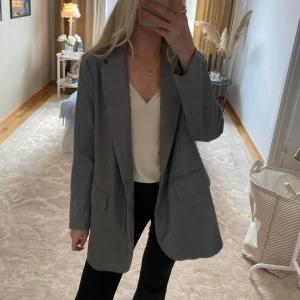 Kavaj - Säljer min gråa kavaj från H&M💘 Storlek M. Sparsamt använd så i väldigt bra skick! Tryck gärna köp nu. 