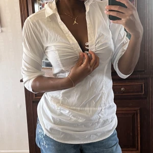 Vit skjorta  - Super fin  Går att knäppa 