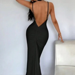 Öppenryggad klänning - Snygg och stretchig klänning, aldrig använd.