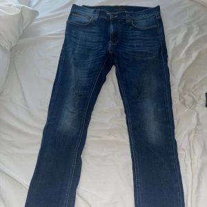 Nudie jeans - Sköna nudie jeans! Sömmarna håller på att gå upp lite vilket man ser på sista bilden.