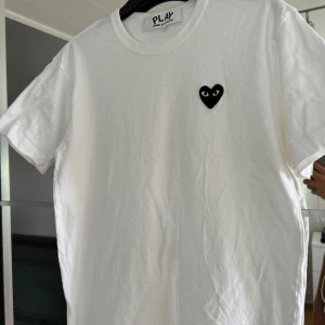 Commes des garcon  - Säljes pga för liten. Stl M men sitter mer som stl S. Knappt använd. Skicka 10/10. Nypris 1000kr