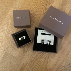 Edblad örhänge + ring  - Säljer;  ”Peak Rivet Creoles Steel” - örhänge 320kr + frakt!  ”Peak Rivet Ring Steel” - ring stl. M, 17,5mm. 320kr + frakt!   Pris går att diskuteras!  Kan köpas i paketpris också - 600kr + frakt!   Nyskick! Bytes gärna mot guld!💕 