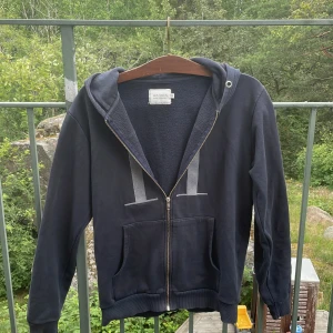 LES DEUX HOODIE - En mycket fin les deux hoodie som är använd ett par gånger men fortfarande inga skador på hoodien( säljer för 450 ny kostar runt 850kr)