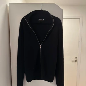 Merinoull tröja - Tjena! Jag säljer nu den här snygga ziptröjan i 100% merinoull. Storlek M i tröjan men passformen är S. Hör av er vid frågor!