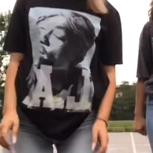 Tupac Tshirt - Säljer den här tupac t shirten. Bra skick och sitter väldigt fint! Ganska Lång. Personen står för frakt! 