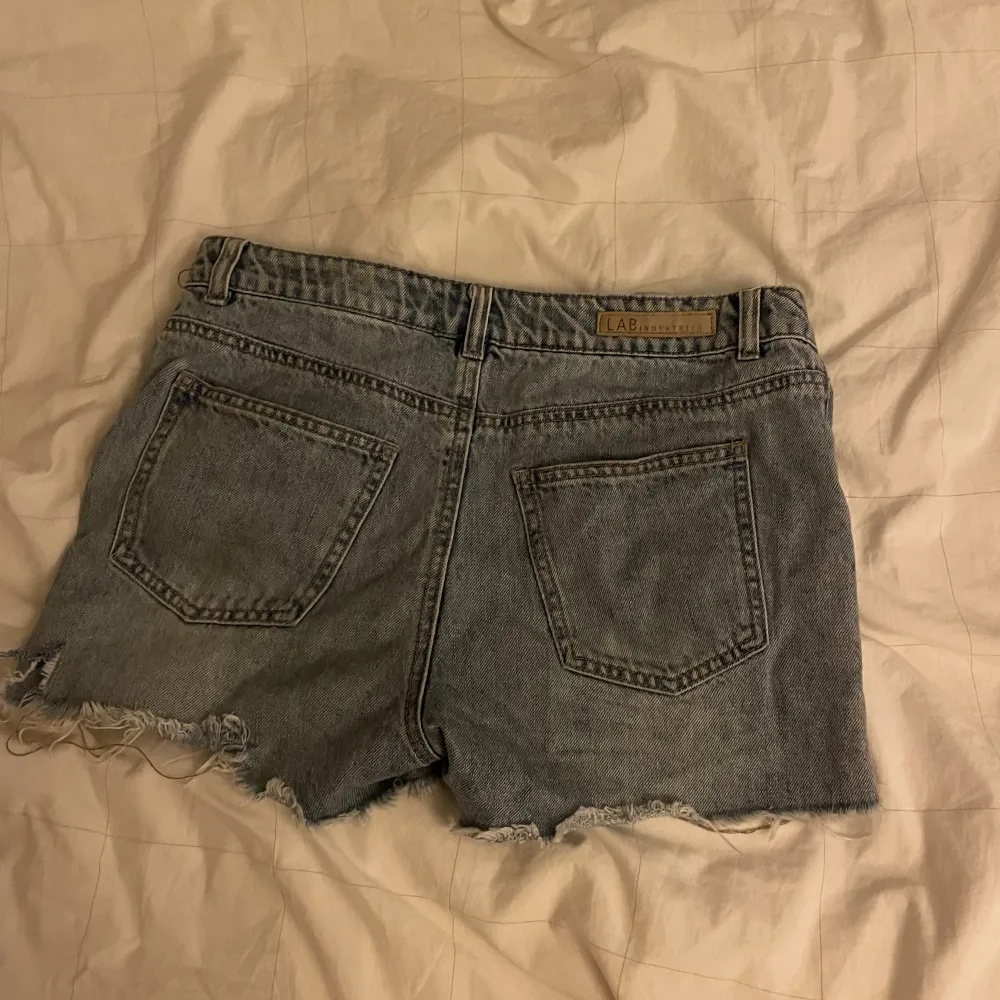 Säljer dom här snygga jeansshortsen från LAB, pris kan diskuteras. Hör av dig vid frågor eller för fler bilder och kolla gärna in min profil. . Shorts.