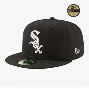 New Era 59FIFTY Chicago White Sox Cap - Säljer denna  New Era 59FIFTY Chicago White Sox keps i storlek 56,8 / 7 1/8. Kepsen är i bra skick och kommer inte till användning . Den är fin för både sommaren och för y2k dumps. Personen står för frakt, pris kan diskuteras ( Ord. Pris: 500kr )
