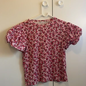 Gullig blus med mörkrosa blommor ! - Jättefin blus med rosa & vita detaljer ! köpt från zara och aldrig andvänd då den var för stor för mig ❤️