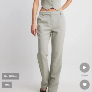 SÖKER nakd gråa kostymbyxor  - SÖKER!!! dessa gråa kostymbyxor från Lojsan Wallins kollektion med Nakd, i storlek 34/32, till rimligt pris. Skriv om du säljer!! 