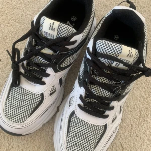 Skor  - Skor från lager 157, ser ut som new balance. Aldrig använda. Köpte för 400 kr 🫶🏼
