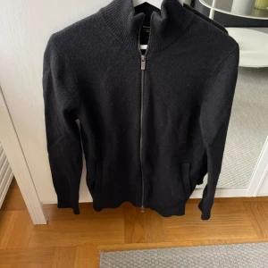 Massimo Dutti full zip - Sparsamt använd tröja.  Säljs pga växt ur den (liten i storlek) 