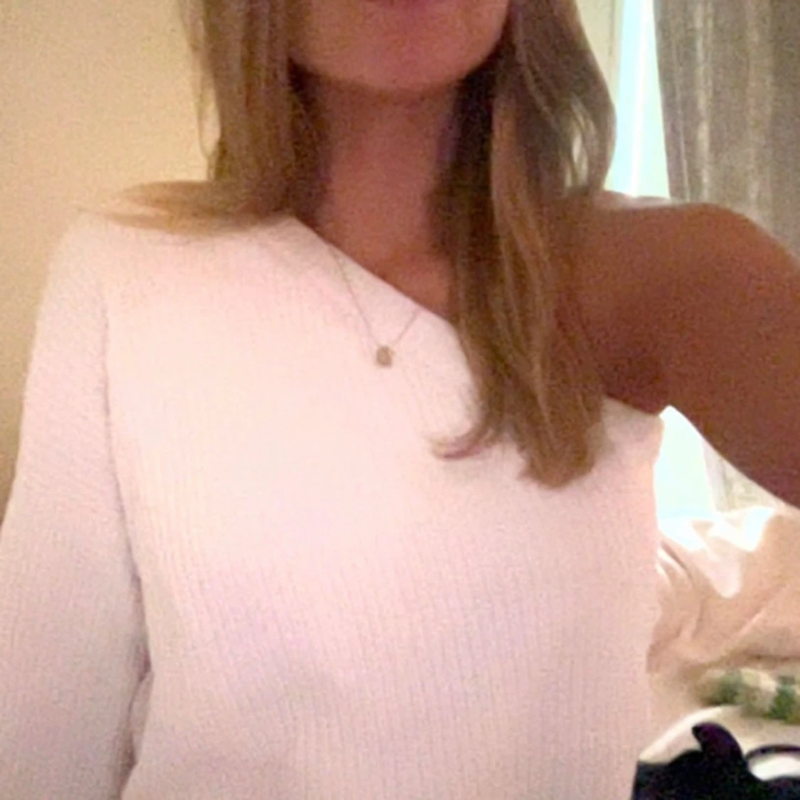 Stickad topp off shoulder