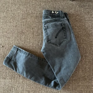 Dondup jeans  - Tja säljer nu dessa dondup George i nyskick! Den har inga defekter,  