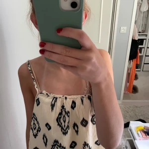 Storlek xs - Topp från zara i storlek xs, lite sönder som man ser på andra bilden 