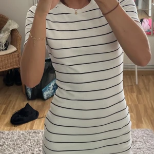 klänning - En fin klänning från hm som går ner till knäna