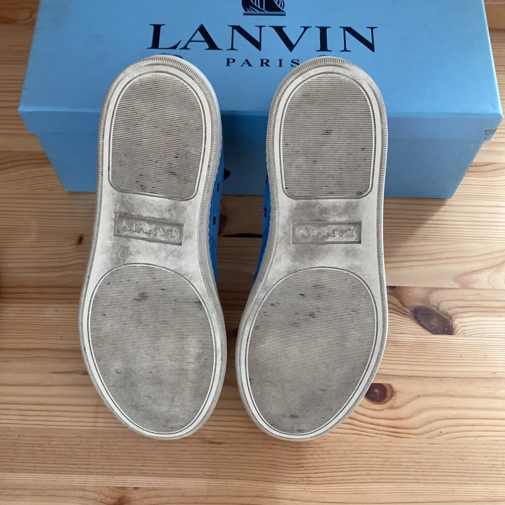 Hej, säljer ett par Lanvin skor i färgen blå. Storlek 7 passar 42 Eu. Box och dustbag medföljer. Skicket är 9/10, inga defekter. Vid frågor och funderingar är det bara att kontakta, Mvh Elephant Closet!. Skor.