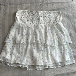 Söt kjol  - En söt vit blommig kjol. Storlek L från Vero Moda. Endast använd några gånger. 