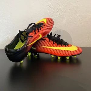 Nike mercurial fotbollskor - Säljer ett par jätte fina Fotbollskor i modellen Nike mercurial vapor 11! Skorna säljs eftersom att dom inte har passat min fot och har användts fåtal träningar skorna befinner inga defekter och är i toppskick