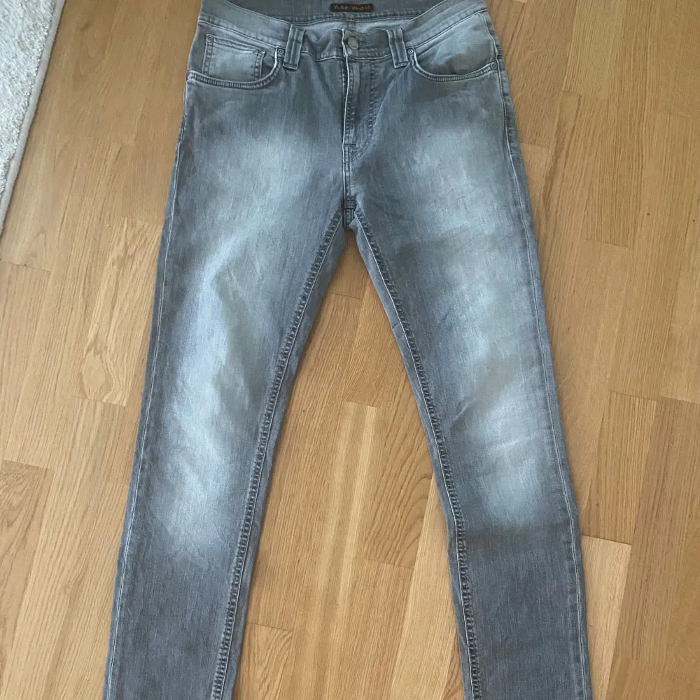 Ett par riktigt feta nudie jeans i utmärkt skick!✅|Jeansen har den populära modellen Thin Finn (slim fit!)👖| Jag på bilden är ca 182| hör av er vid mer frågor!🔥. Jeans & Byxor.