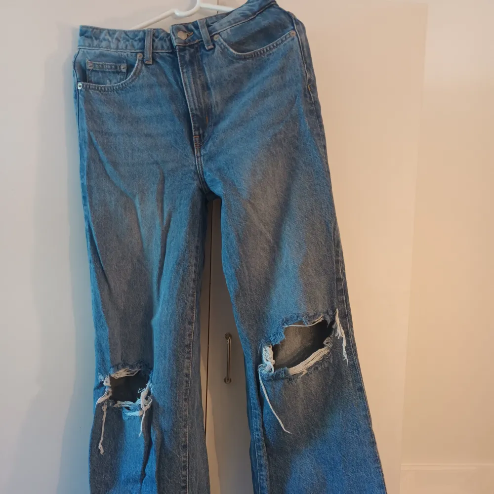 Jeansen är i mycket bra skick Använd ett fåtal gånger pga att den ej passar mig i storleken . Jeans & Byxor.