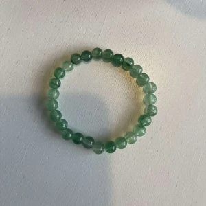 Egengjort pärlarmband  - Egengjort pärlarmband med gröna pärlor. 