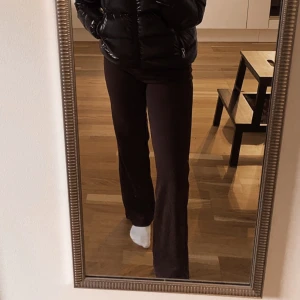 Bruna Kostymbyxor 🤎 - Kostymbyxor ifrån Vero Moda. Använda ett fåtal gånger, men kommer inte till användning🤎 