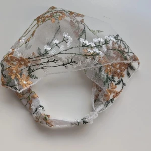 Spetsheadband - Aldrig använt Längden ca 15 cm 