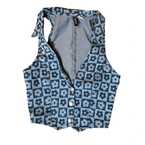 Jeansväst - Jeansväst från H&M, använd fåtal gånger och i nyskick. Storlek: XXS