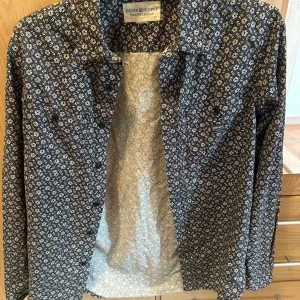 Ralph lauren denim skjorta, vintage i en härligt svart vitt mönster  - Ralph lauren denim skjorta, vintage i en härligt svart vitt mönster. Storlek S mycket bra skick 