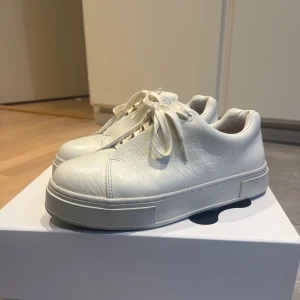 Eytys doja suede - Helt nya Eytys, i stolle 38! Använda 1 gång så i väldigt fint skick. 