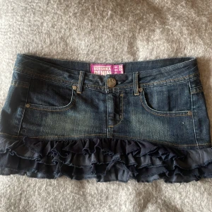 Jeanskjol med volanger  - Kort jeanskjol med volanger, jätte fin nu i sommar och passar till mycket! Jätte fint skick, ganska liten i storleken skulle mer säga att det är storlke 34 än 36!!!💕