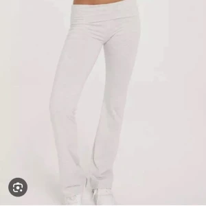 Yoga pants💕 - Säljer mina ljusgråa yoga pants från Nelly💕andvända ca 1 gång så i helt nyskick, säljer då jag inte andvänder dem💕skriv om ni vill ha fler bilder!💕