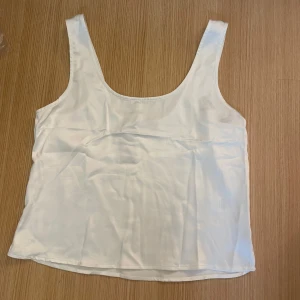 Topp från bikbok! - Storlek S! Helt ny med prislapp kvar! Säljer för 70kr💕 liten slits nertill!