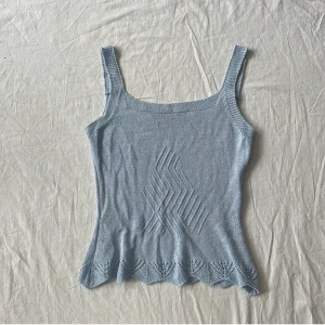 söt topp - Bra skick! Det finns en fläck som knappt syns, försökte visa i sista bilden. Storlek står ej men passar 38/s/m beroende på hur tight man vill ha den💗 har inga andra bilder! 